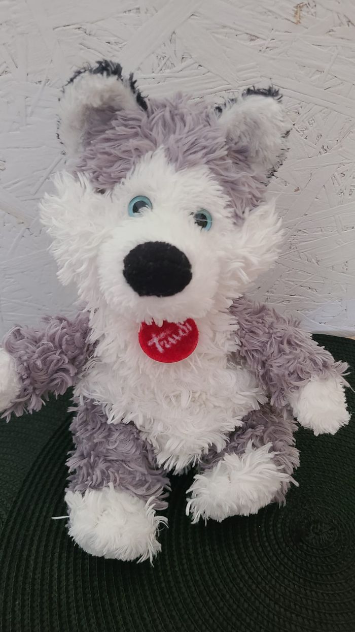 Peluche chien Husky TRUDI gris blanc poils longs collier rond rouge 28 cm - photo numéro 4