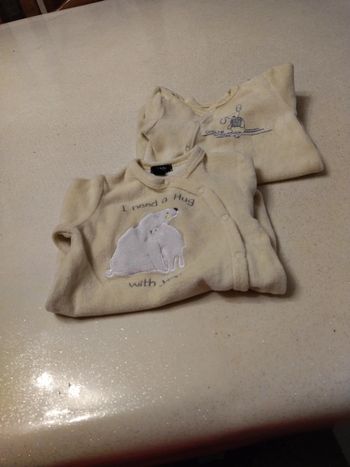 Lot de 2 pyjamas naissance 0 mois. Kiabi et brioche jaune pâle.