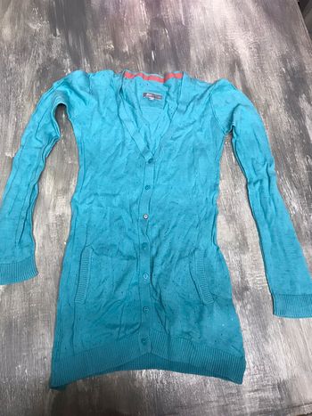 Gilet bleu turquoise.