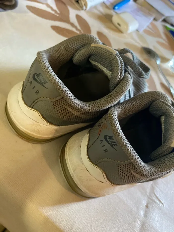 Baskets nike taille 25 - photo numéro 3