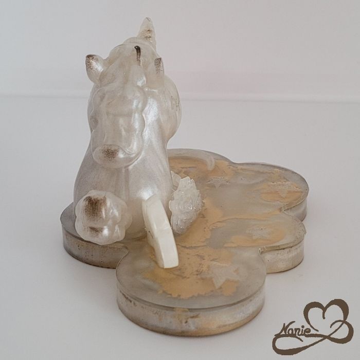 Licorne beige doré sur son nuage avec des nuages et une lune🌙☁️ - photo numéro 6