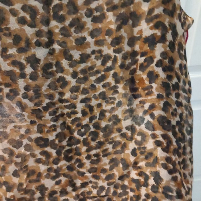 Grande echarpe  impression leopard bordure  rouge - photo numéro 4