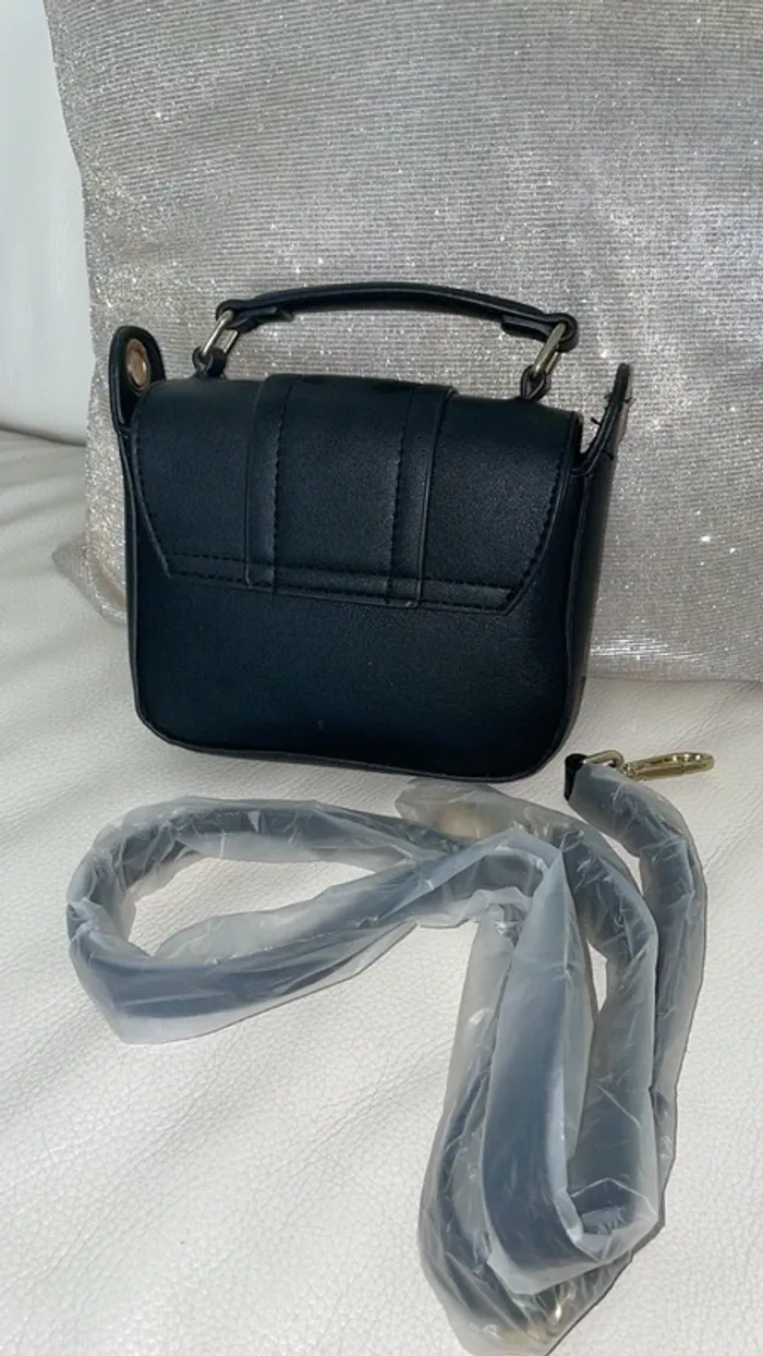 Sac à main noir élégant avec bandoulière détachable - Utilisé une seule fois ! - photo numéro 3