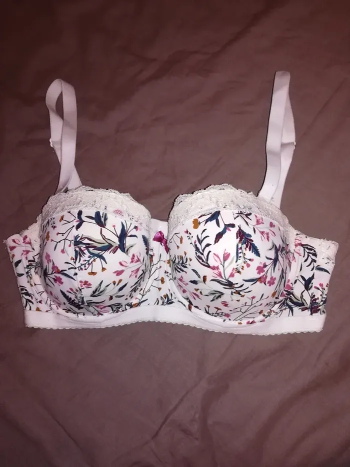 Magnifique soutien gorge blanc fleuri, avec armatures, 90C, neuf