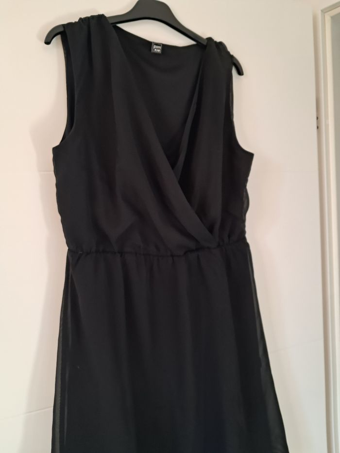 Petite robe noire en voile décolleté - photo numéro 5