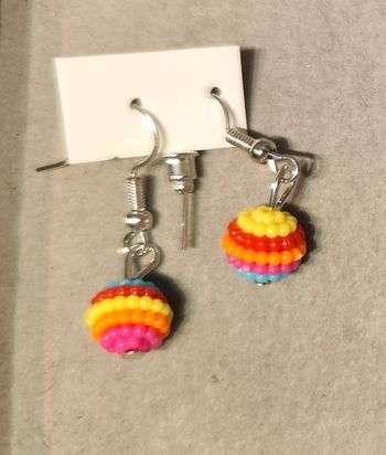 Boules perlées multicolore en boucles d'oreilles