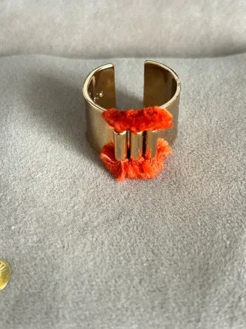 bague ajustable dorée et corail