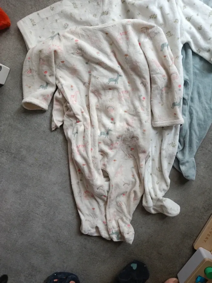Lot de 4 pyjamas kiabi 12 mois velours bleus roses - photo numéro 4
