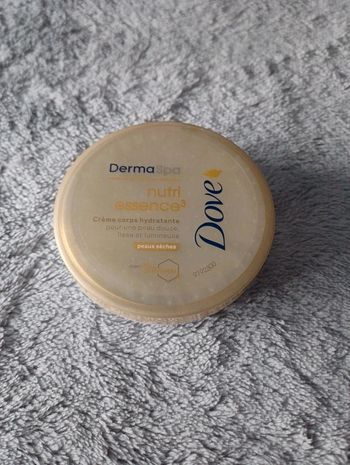 Crème de corps nutrition essence3 hydratante pour peau sèche de la marque Dove. 
Neuf jamais ouvert.