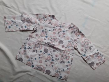 Blouse blanche motif fleurs rose, gris et bleuté