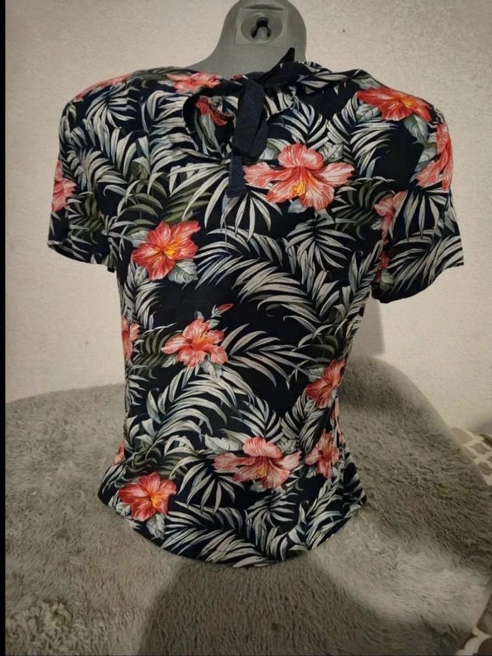 Blouse à manches courtes à fleurs en excellent état, taille S - photo numéro 2