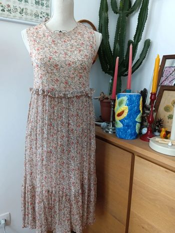 Robe fleurie pastel sans manches degriffée et upcyclé