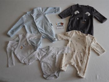 Lot kiabi 0m 48-51 cm : 3 Pyjamas velours fantaisies + 2 Bodies ML