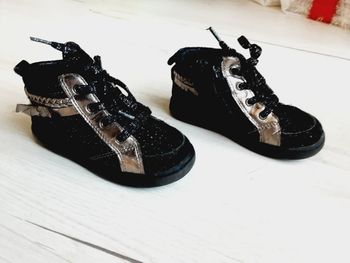 Chaussures fille doré et noir brillant pointure 25