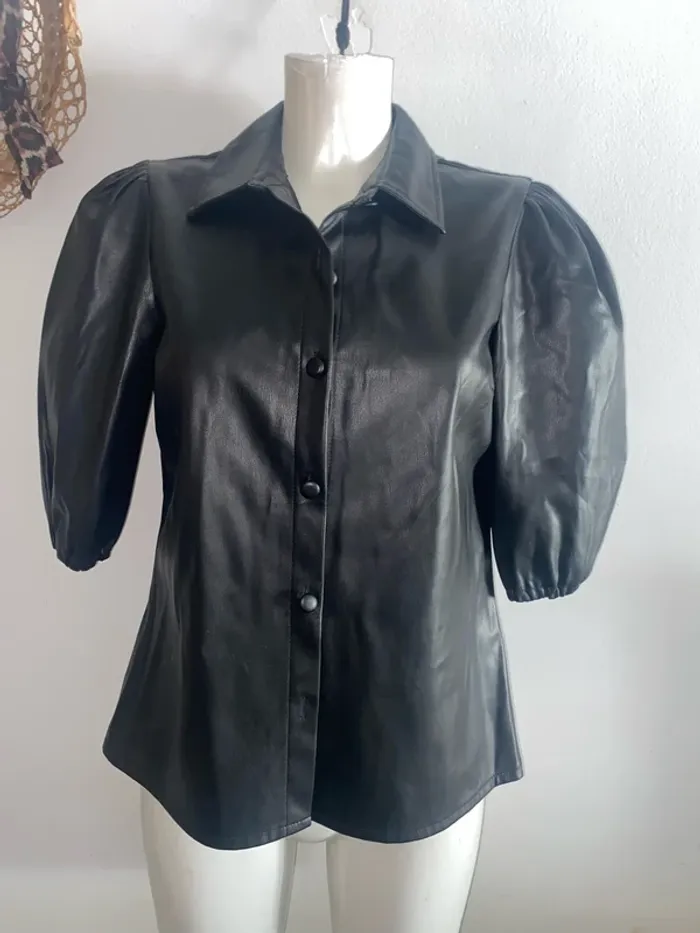 Chemise manche bouffante simili cuir