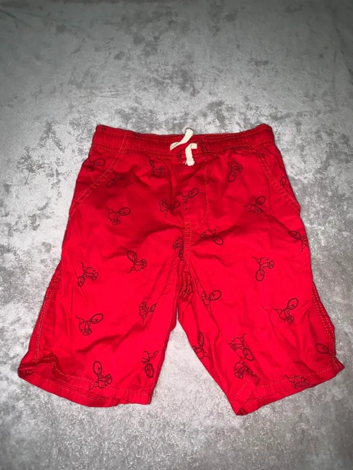 Short rouge pour enfant avec motifs vélo
