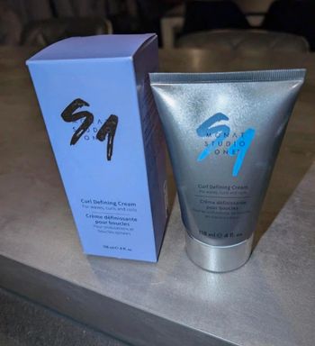 Crème définissante pour cheveux bouclés NEUVE