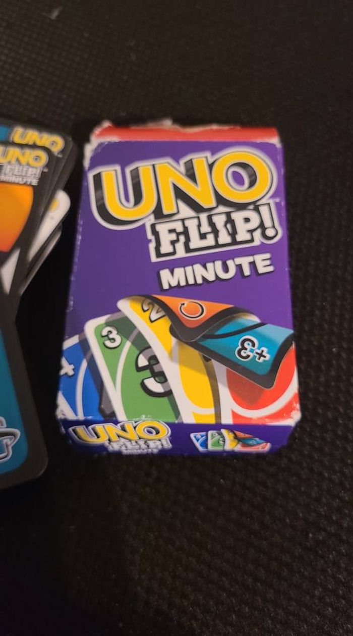 nouveau Uno aux cartes réversibles ! Pose la carte "Flip" et tous les joueurs joue avec le verso de