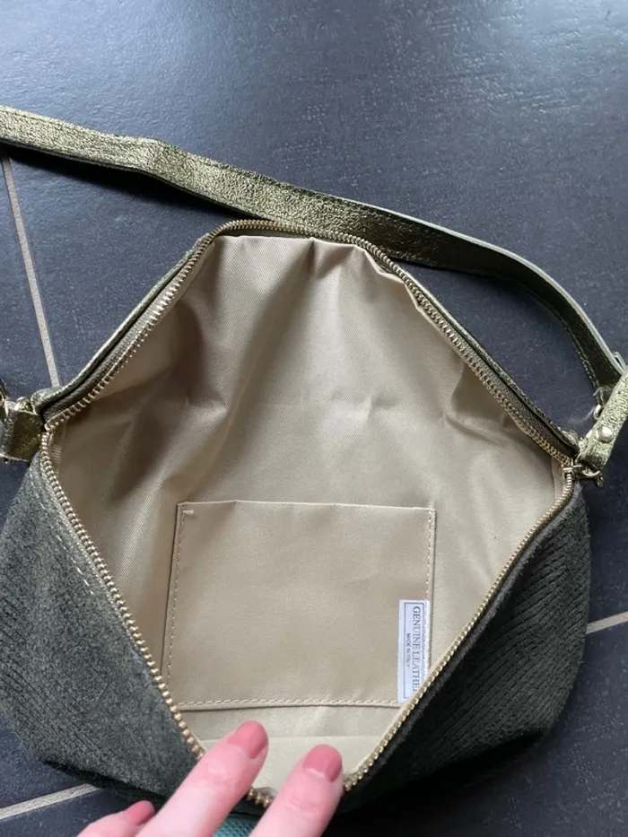 Sac banane en cuir irisé et nubuck côtelé - photo numéro 3