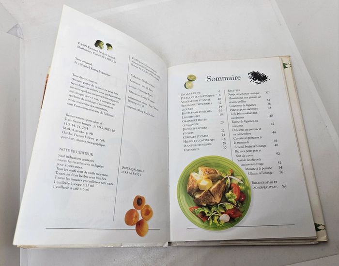 "Petit guide du bien-être. L'alimentation végétarienne".
60 pages.
ISBN : 3.8290.3666.3 - photo numéro 4