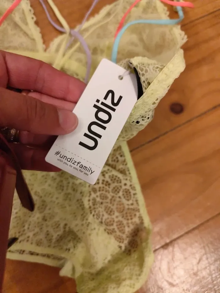 Body lingerie dentelle Undiz jaune fluo M neuf - photo numéro 4