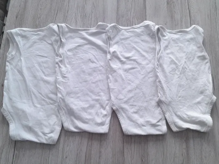Lot de 4 bodies sans manches 18/24 mois - photo numéro 2