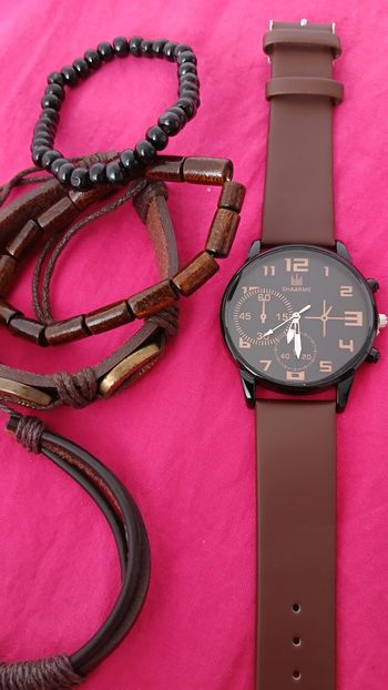 Lots de 4 bracelets +montre