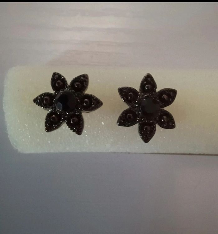 Boucles d'oreilles en forme de fleur noir En très bon état - photo numéro 4