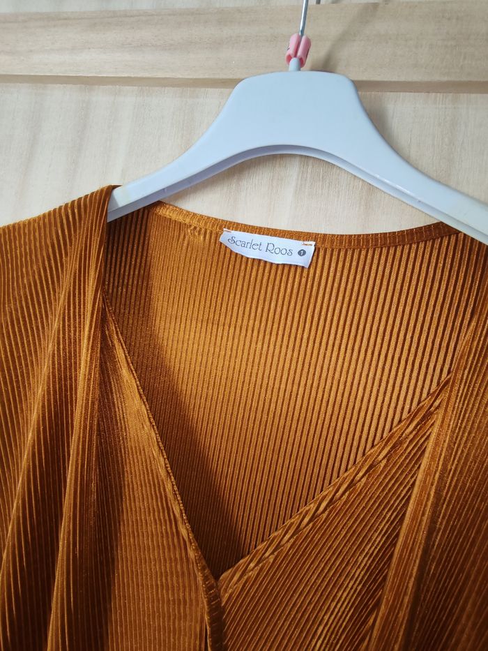 Jolie robe manches longues ocre taille 36 plissée - photo numéro 2