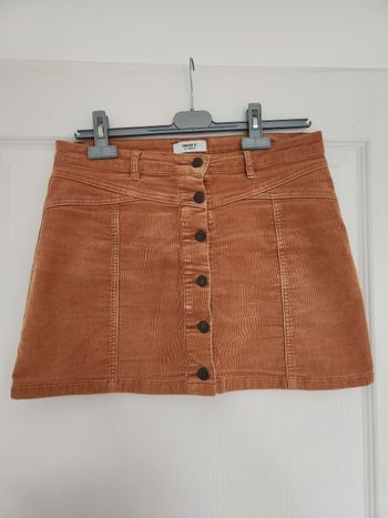Mini jupe en velours couleur moutarde.