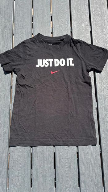 T shirt manches courtes Nike noir fille taille 7/8 ans