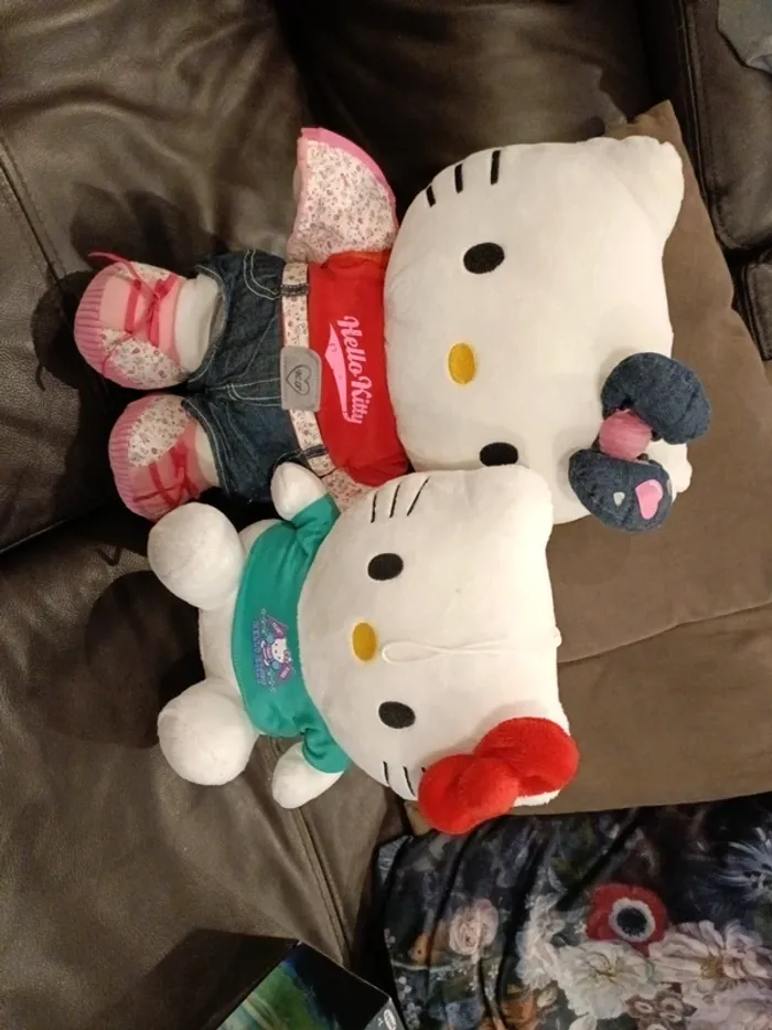 Deux peluches hello kitty