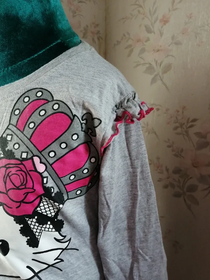 Tee-shirt manches longues gris à imprimé tête hello kitty et volants / charmmy kitty / (8ans) - photo numéro 3