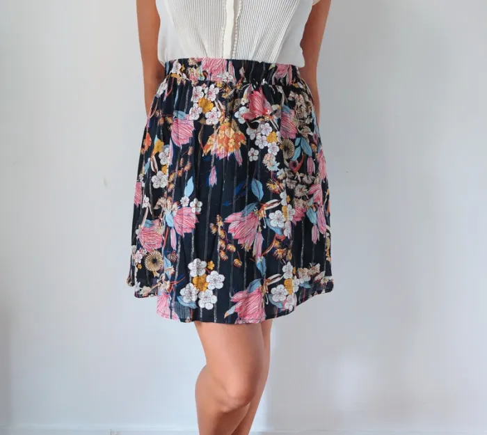 Jupe patineuse taille haute noir à fleur rose style romantique tendance Taille 38 - photo numéro 2