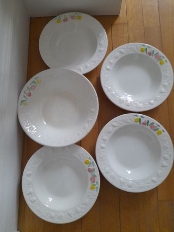 4 assiettes creuses + 1 saladier