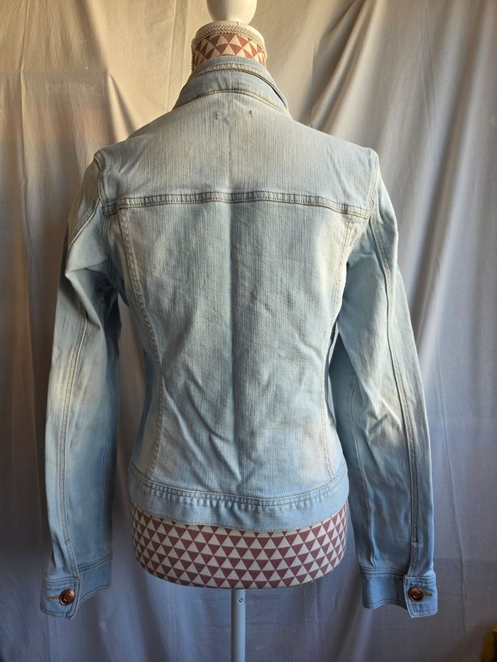 Veste en jean, bleu délavé ,en excellent état, en coton & elasthanne, largeur d'épaule 37cm, largeur sous bras 47cm, longueur 53cm, marque Kiabi = 5€ - photo numéro 3