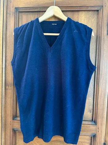 Pull bleu en V sans manches