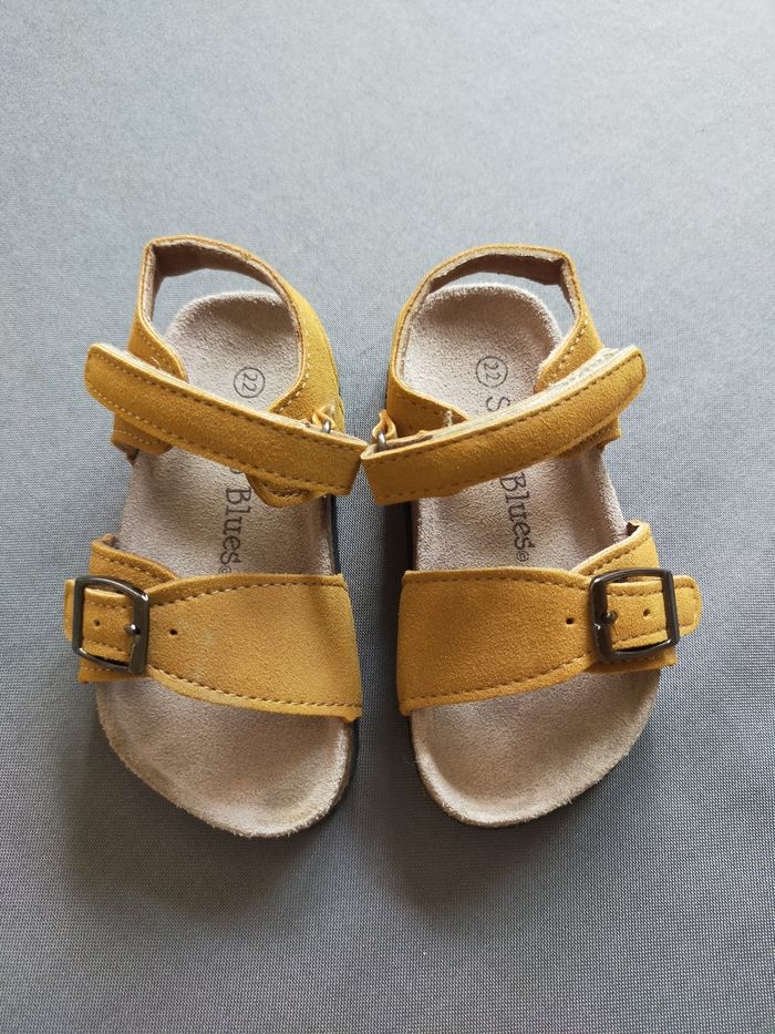 Sandales moutarde pour bébé