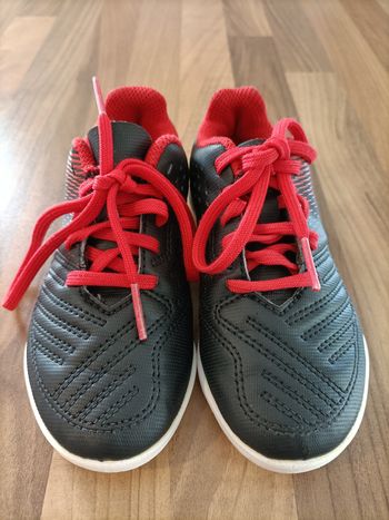 Chaussures foot noires et rouges 25 Decathlon