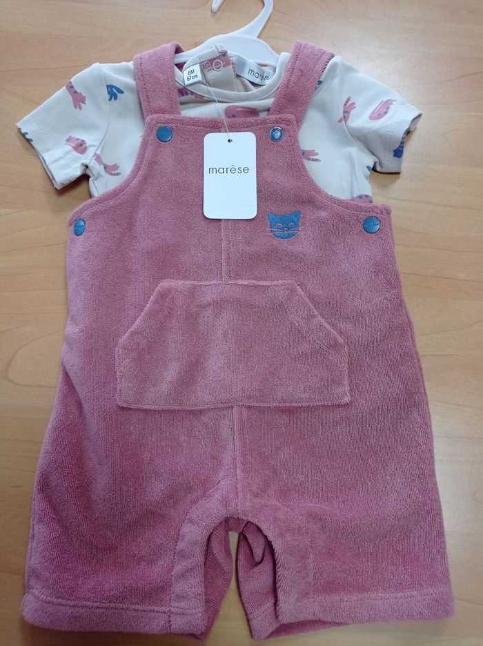 Salopette et tee-shirt