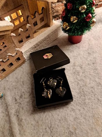 Boucles d'oreilles pendante avec pendentif assortie noir doré