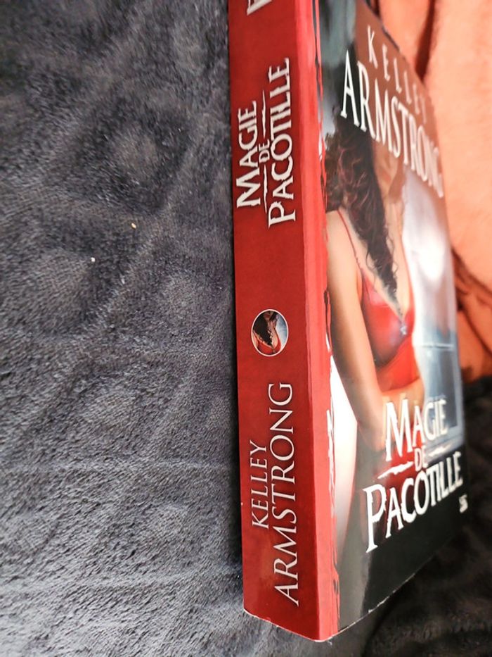 Livre broché kelley Armstrong magie de pacotille - photo numéro 3