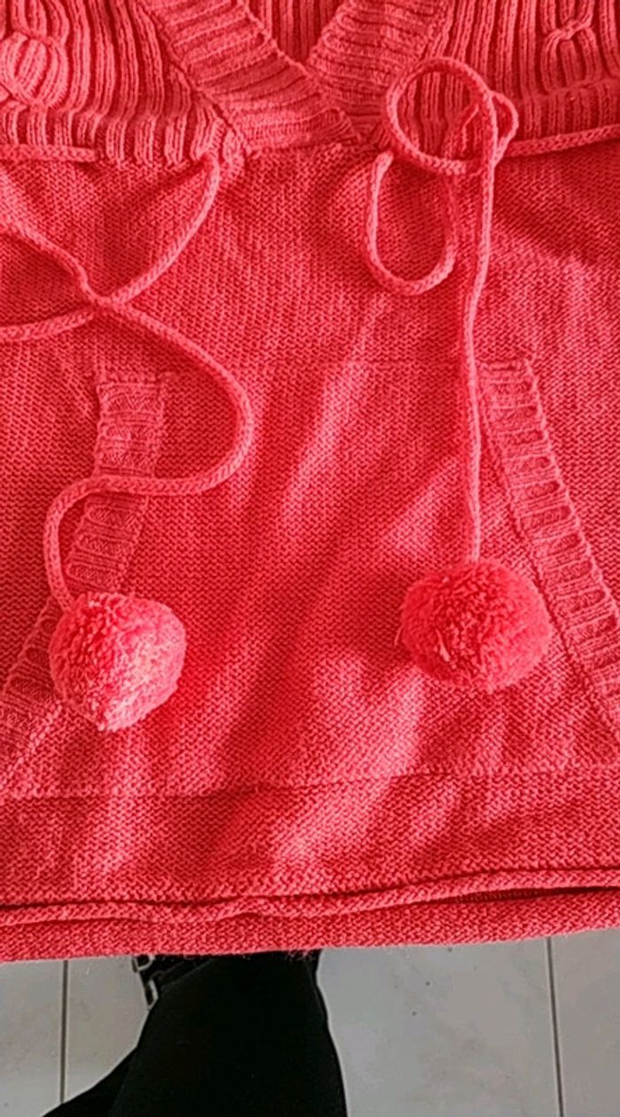 Pull Jennyfer taille M rose avec pompons et capuche - photo numéro 3