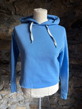 Pull court bleu à capuche
