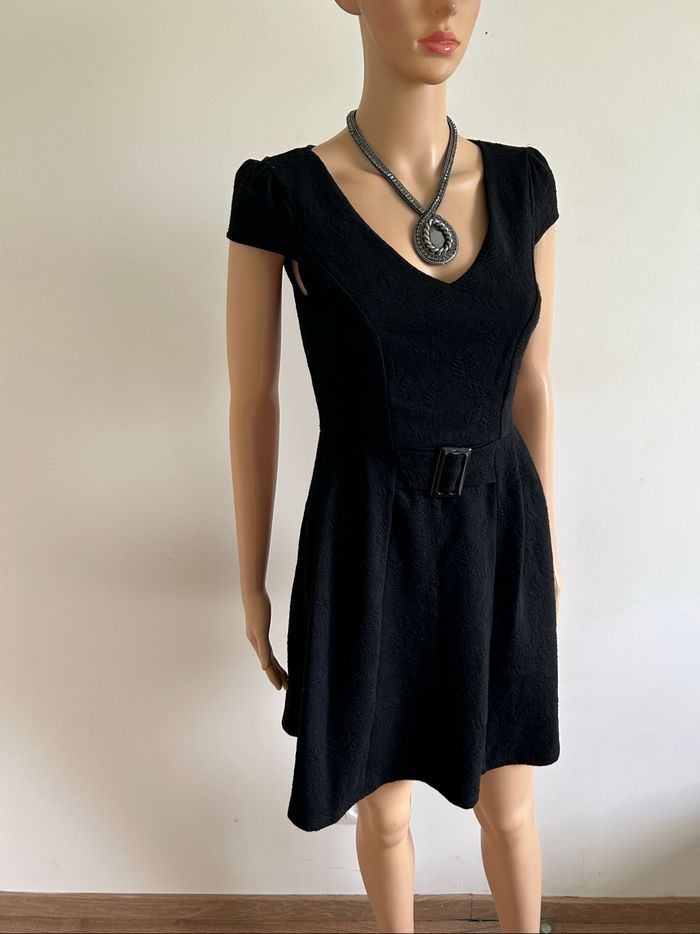 Robe noire à manches courtes taille 34 TBE - photo numéro 2