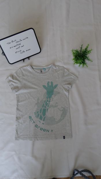 Tee shirt gris " motif" girafe verte