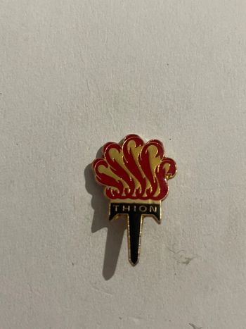 Pin's THION / Burkina Faso Flambeau - Ville - Afrique