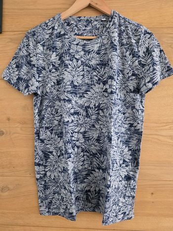 T-shirt feuillage 
Devred
Taille S
Coupe droite
Tissus fin et très agréable 
Parfait état