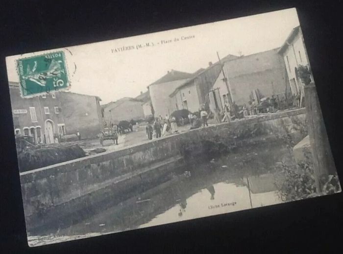 Carte postale ancienne  Favières (Meurthe-et Moselle)  Place du Centre - photo numéro 3