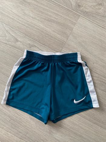 Nike short 6 / 7 ans